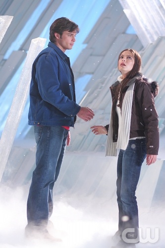 TheCW Staffel1-7Pics_320.jpg - SMALLVILLE"Reckoning" (Episode #512)Image #SM512-9168Pictured (l-r): Tom Welling as Clark Kent, Kristin Kreuk as Lana LangCredit: © The WB/Sergei Bachlakov